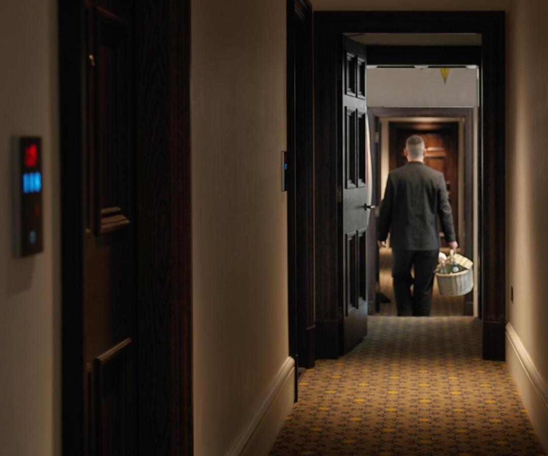 The Lalit London Hotel Exterior foto A room service employee delivers room service to a guest room