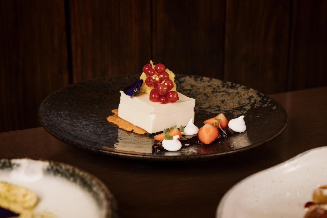 The Lalit London Hotel Exterior foto A cheesecake