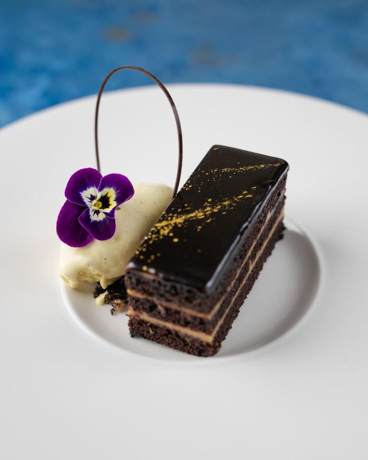 The Lalit London Hotel Exterior foto A chocolate cake