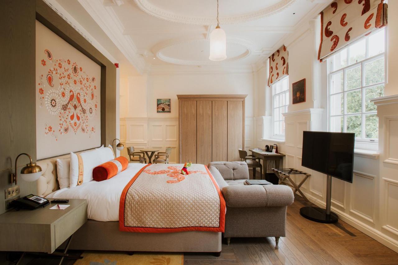 The Lalit London Hotel Exterior foto A bedroom at the hotel