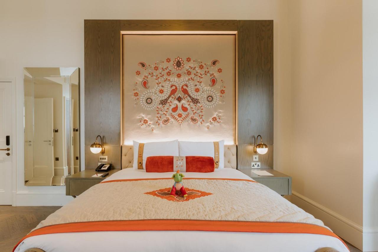 The Lalit London Hotel Exterior foto A bedroom at the Taj Mahal Palace