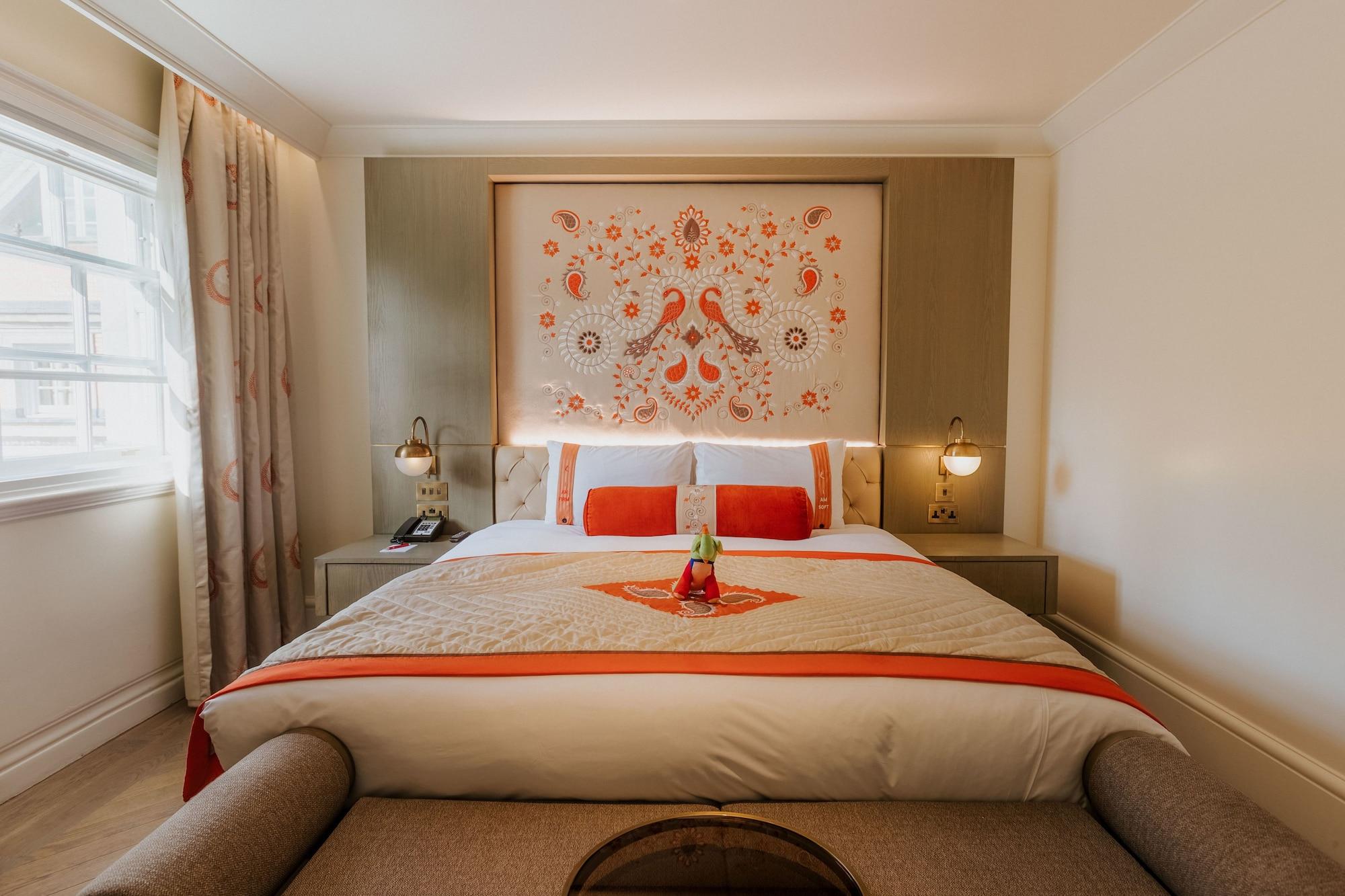 The Lalit London Hotel Quarto foto A bedroom at the hotel