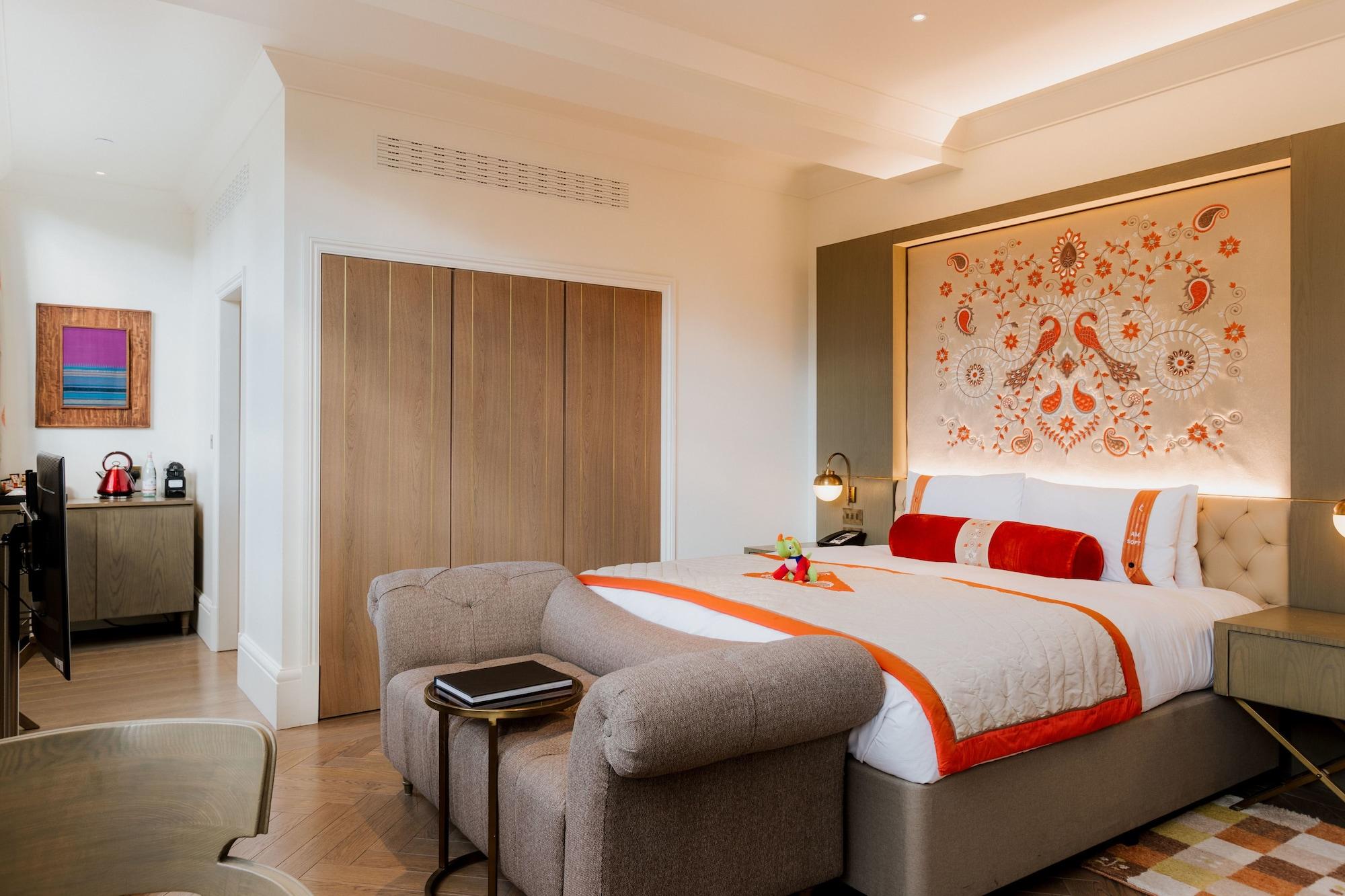The Lalit London Hotel Quarto foto A bedroom at the hotel