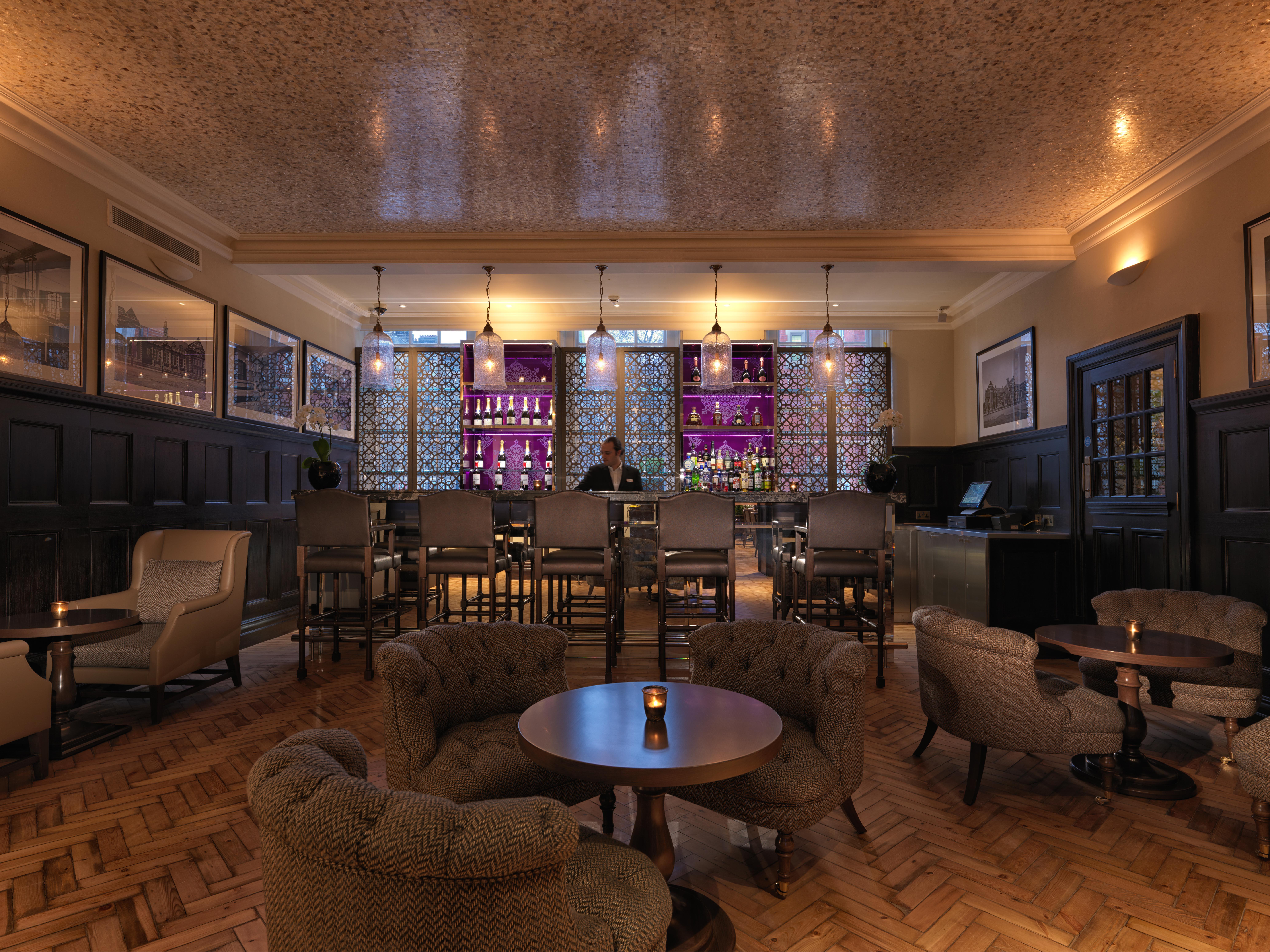 The Lalit London Hotel Instalações foto The bar at the hotel