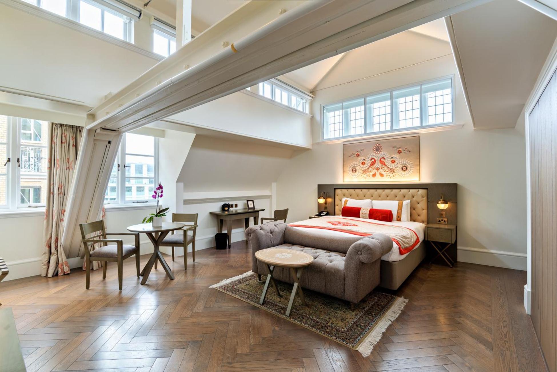 The Lalit London Hotel Exterior foto A bedroom at the hotel