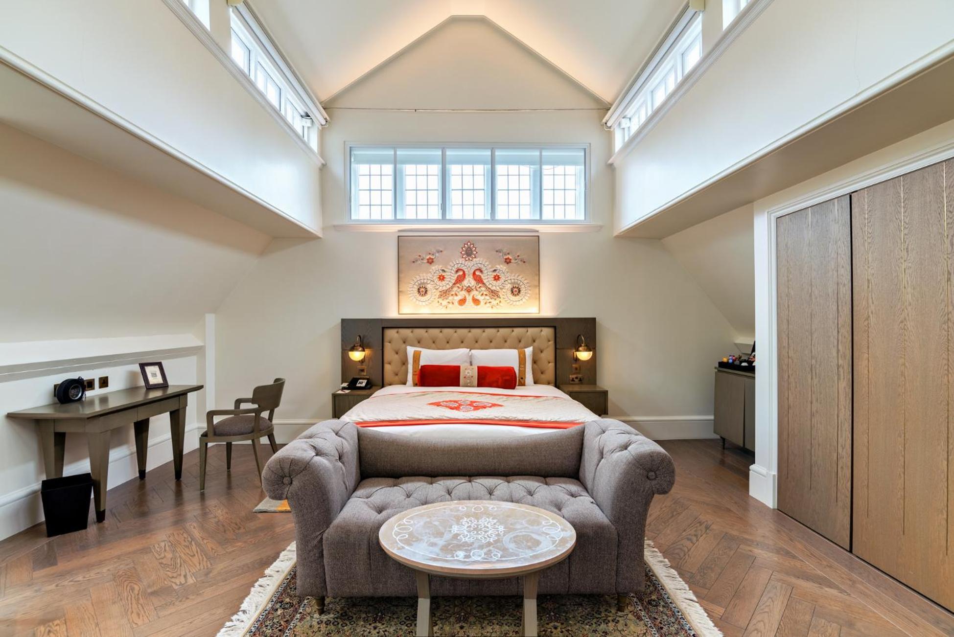 The Lalit London Hotel Exterior foto A bedroom at the hotel