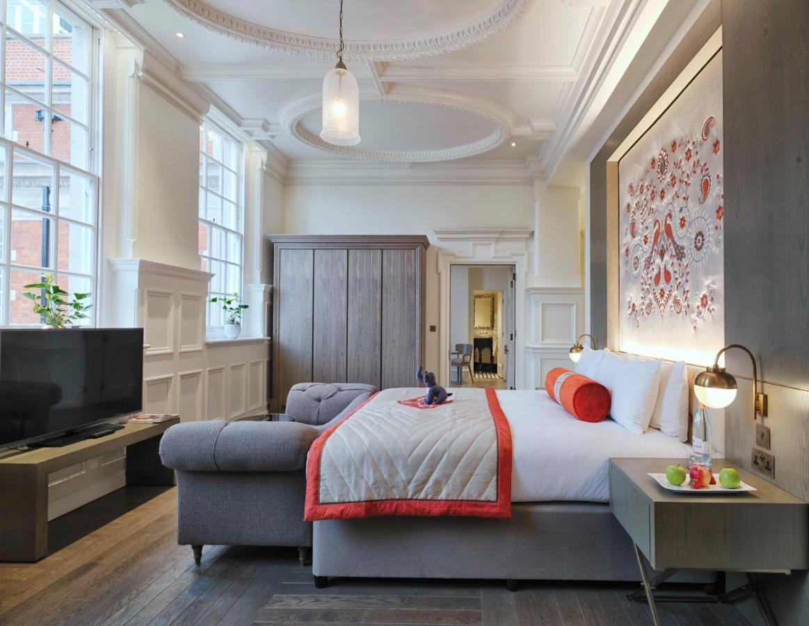 The Lalit London Hotel Exterior foto A bedroom at the hotel