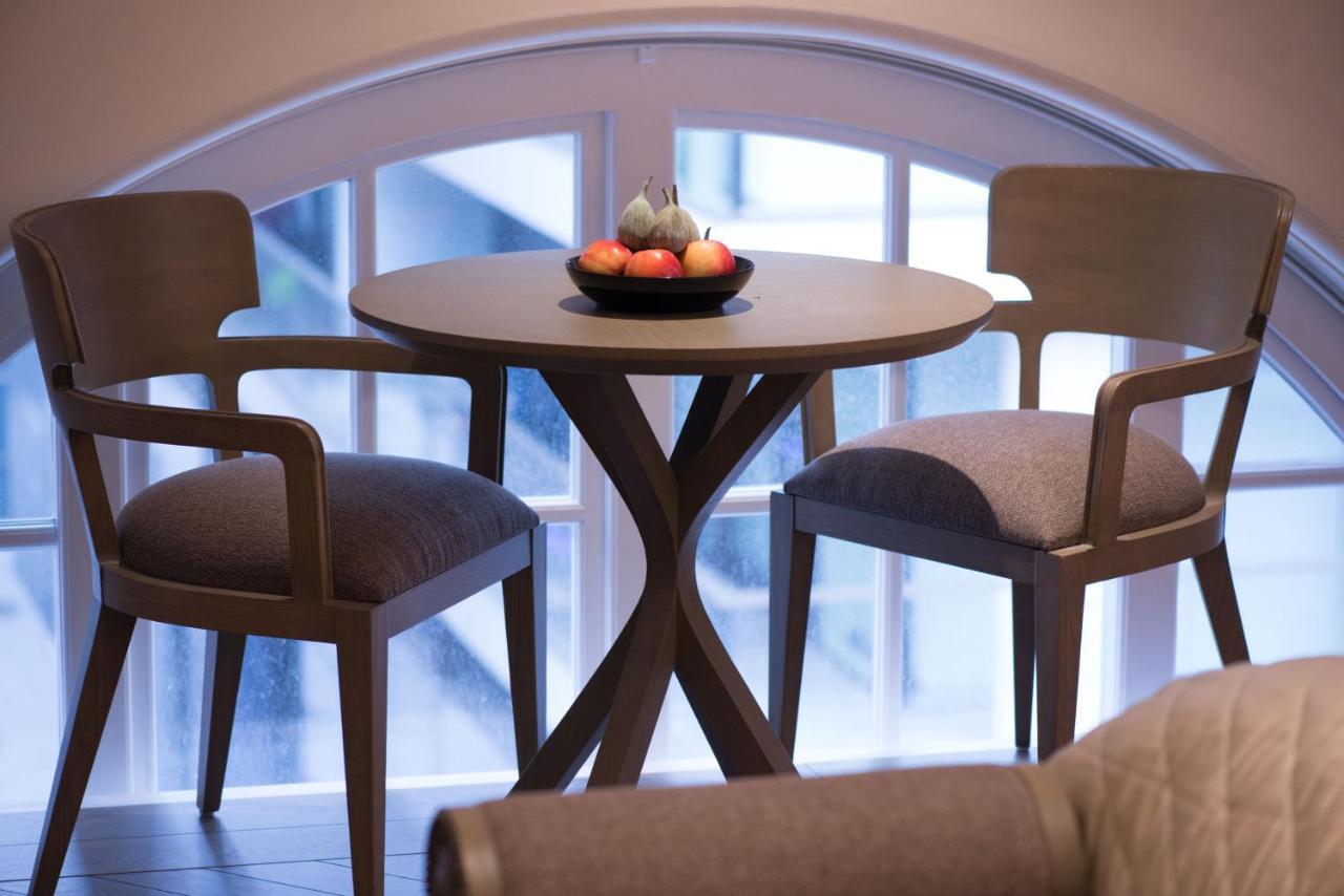 The Lalit London Hotel Quarto foto A table and two chairs