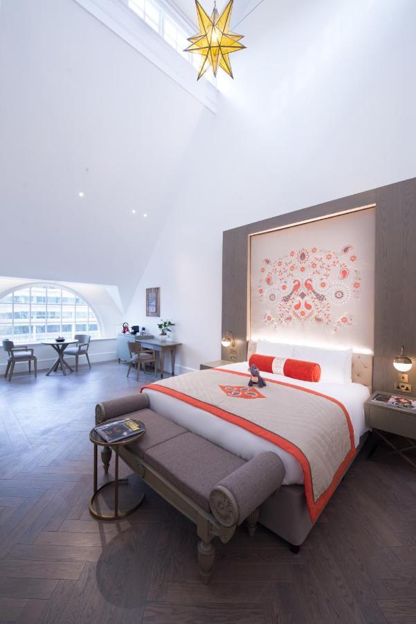 The Lalit London Hotel Quarto foto A bedroom at the hotel