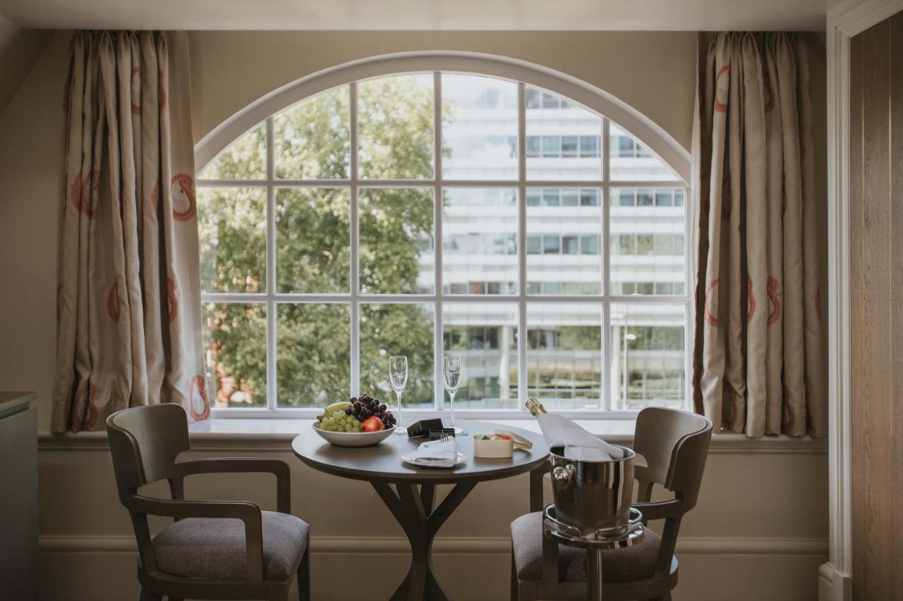 The Lalit London Hotel Quarto foto A window with a window seat