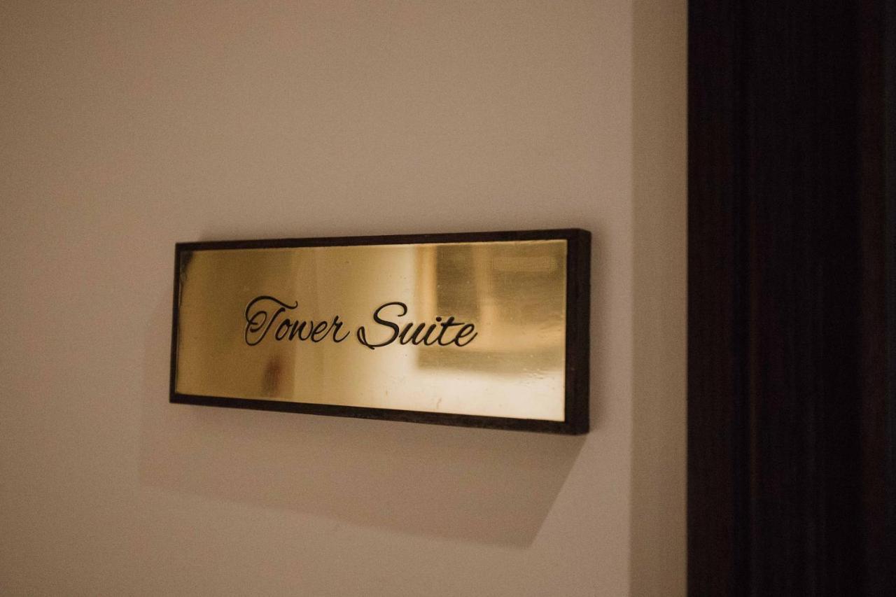 The Lalit London Hotel Exterior foto The sign for the Tower Suite